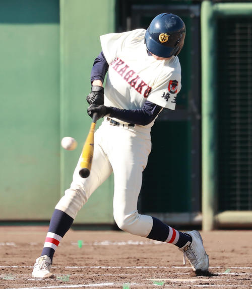 山梨学院対浦和学院　4回裏浦和学院1死一塁、右適時三塁打を放つ高山（撮影・野上伸悟）