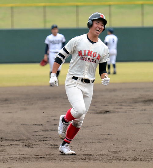 6回裏、満塁本塁打を放って笑顔でベースを回る日大三島・松永