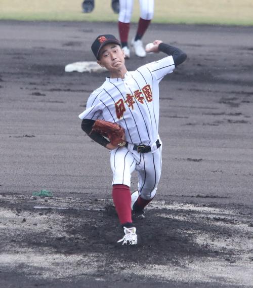 日章学園対興南　力投する日章学園・村上雅敏投手（撮影・菊川光一）