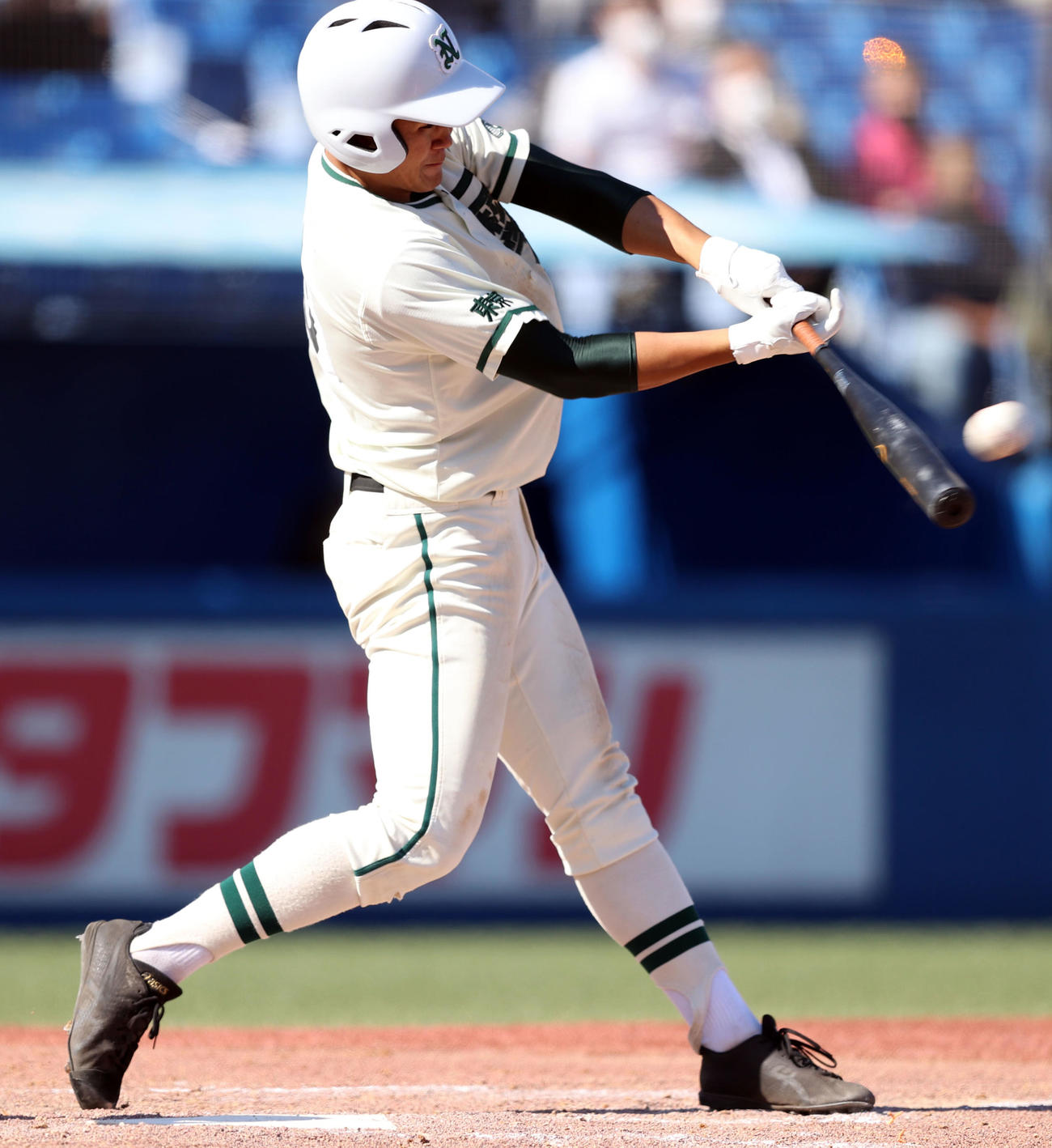 関東第一対二松学舎大付　8回裏二松学舎大付1死一、二塁、適時二塁打を放つ二松学舎大付・小林（撮影・狩俣裕三）