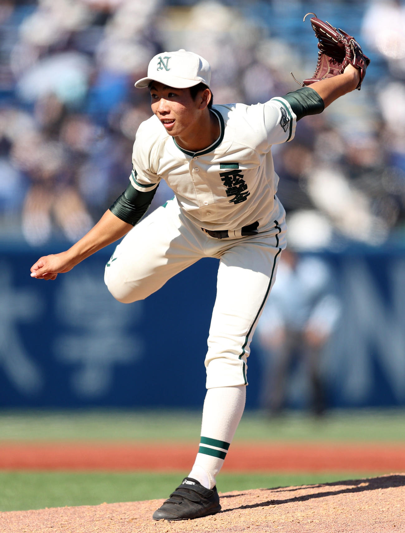 関東第一対二松学舎大付　8回表から登板する二松学舎大付・大矢（撮影・狩俣裕三）