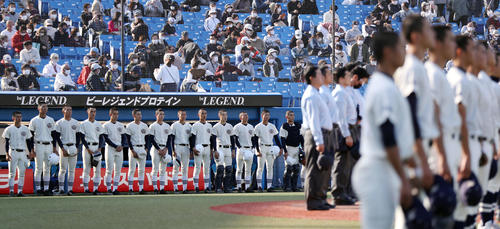 国学院久我山対日大三　試合後、国学院久我山の校歌が流れる中、悔しそうに整列する日大三の選手たち（撮影・狩俣裕三）