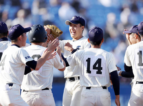 国学院久我山対日大三　試合後、日大三に5回コールド勝ちし、ガッツポーズでチームメートと喜び合う国学院久我山先発の渡辺（中央）（撮影・狩俣裕三）