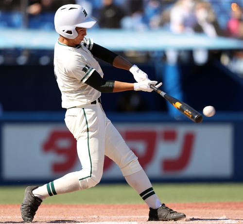 関東第一対二松学舎大付　8回裏二松学舎大付1死一、三塁、適時打を放つ二松学舎大付・大矢（撮影・狩俣裕三）