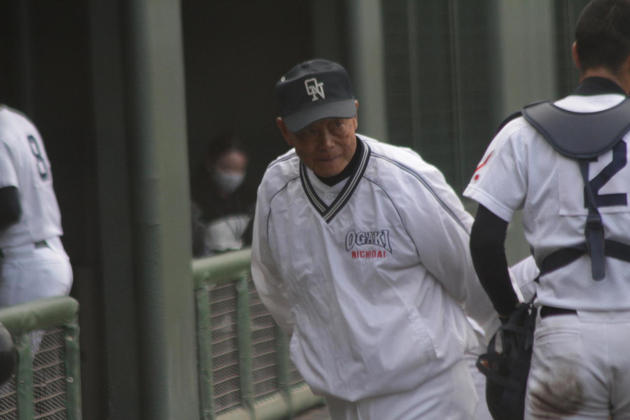 77歳の大垣日大・阪口慶三監督は2回表の攻撃前にベンチ前で指示を与えた