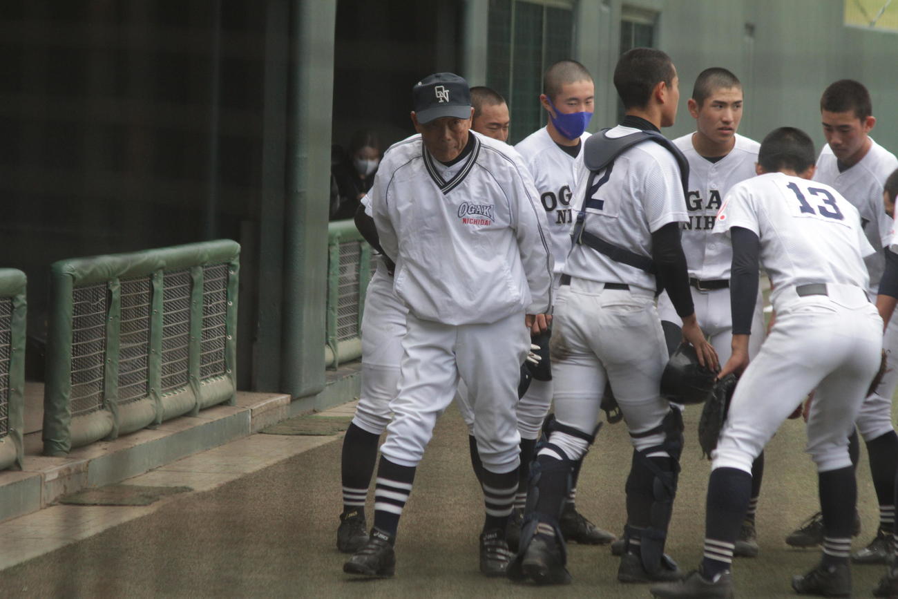 77歳の大垣日大・阪口慶三監督は3回表の攻撃前にベンチ前で指示を与えた