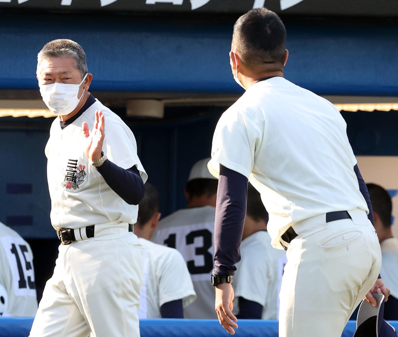関東第一対二松学舎大付　試合後、国学院久我山・尾崎監督（右）からあいさつされる日大三・小倉監督（撮影・狩俣裕三）