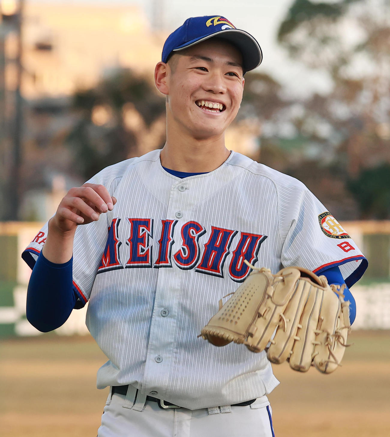 明秀学園日立対木更津総合　完投で決勝進出を決めた明秀学園日立・猪俣は、試合後に笑顔でクールダウン（撮影・野上伸悟）