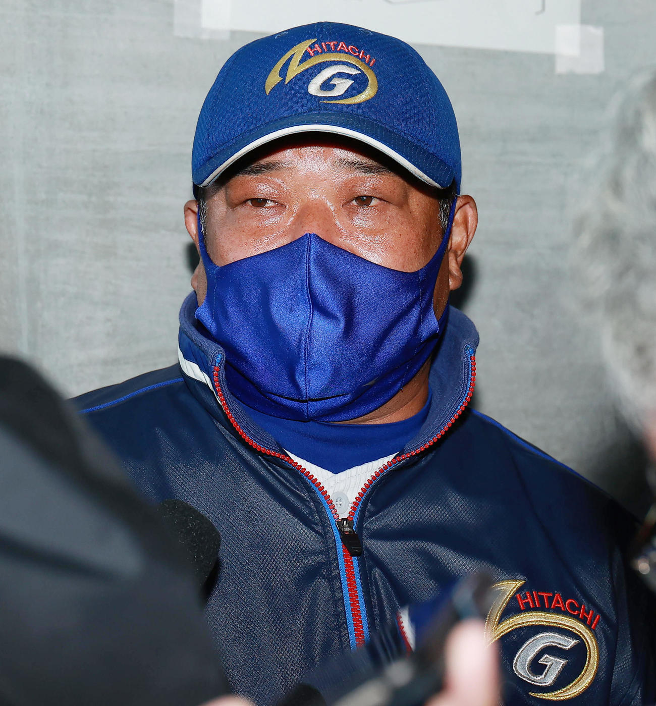 明秀学園日立対木更津総合　決勝進出を決め取材対応する明秀学園日立・金沢監督（撮影・野上伸悟）
