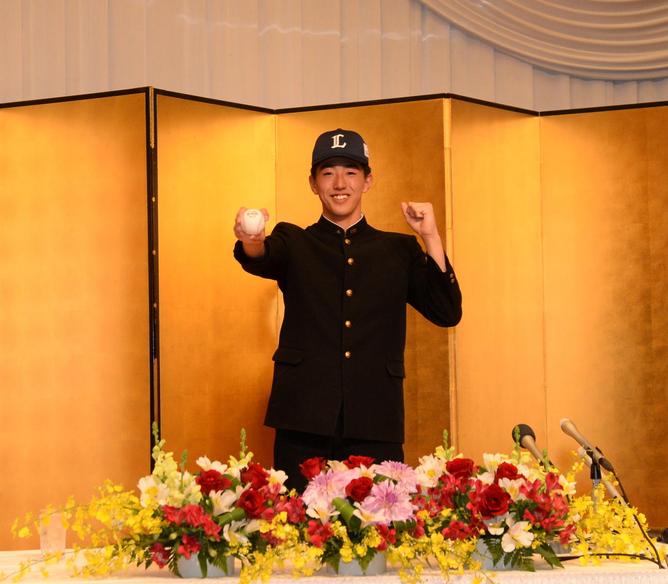 入団に合意し、決め球フォークの握りで笑顔を見せる八戸工大一・黒田（撮影・濱本神威）