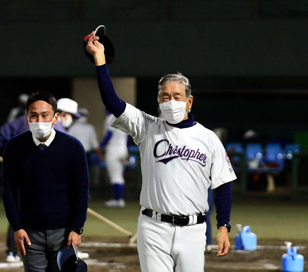 試合後、笑顔でスタンドに手を振る聖隷クリストファー・上村監督（右）（撮影・前田和哉）
