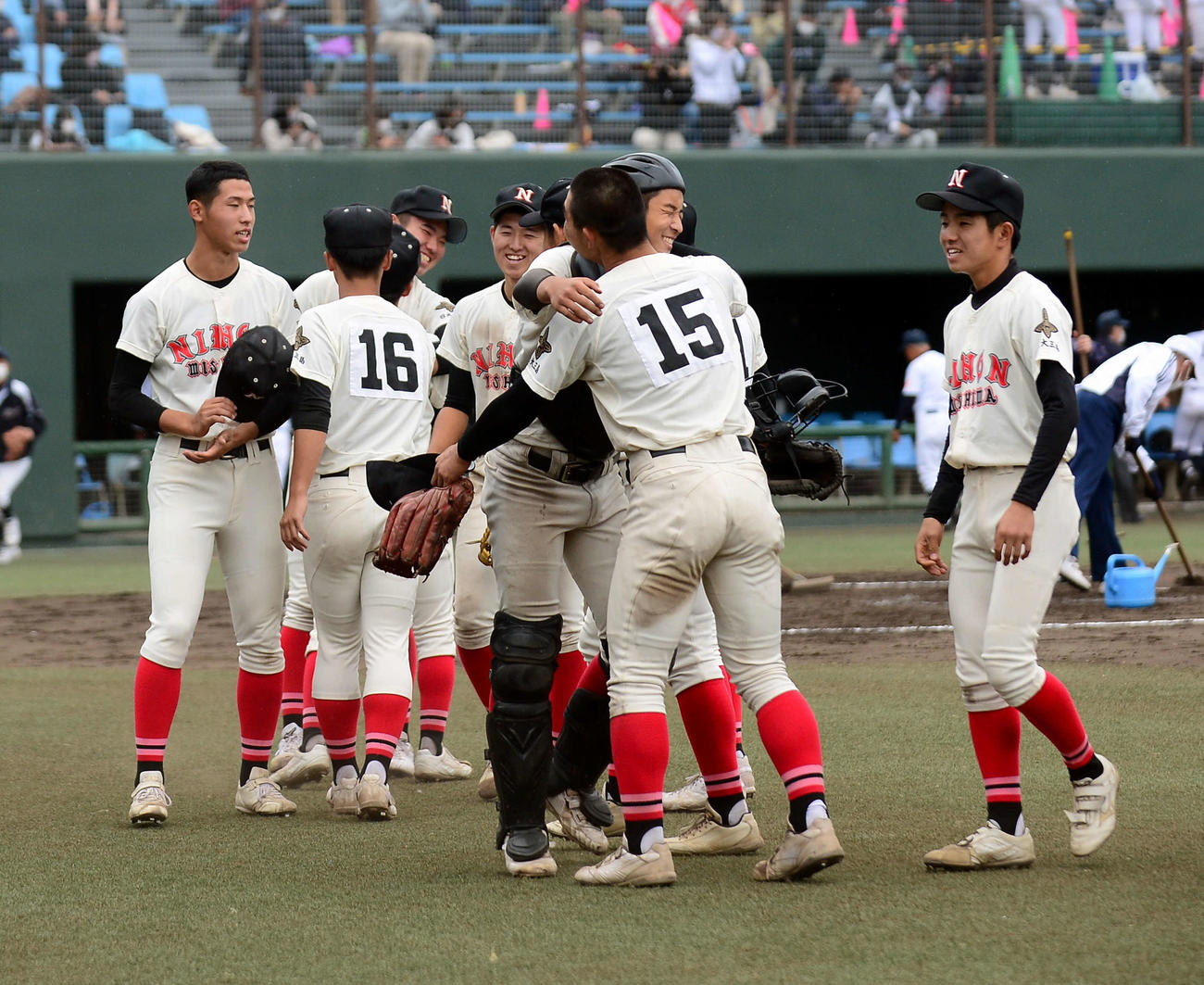 試合後、笑顔で抱き合う日大三島ナイン