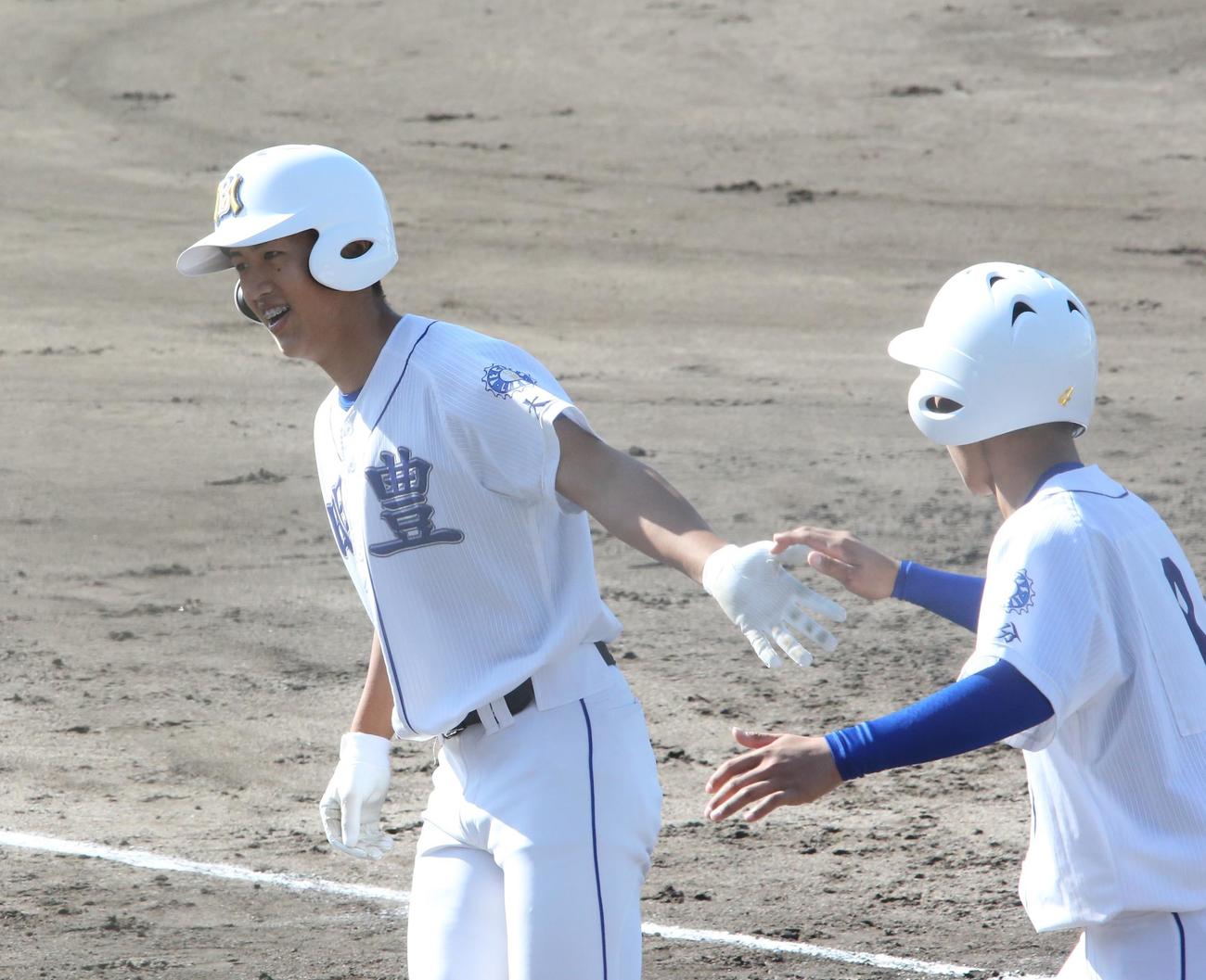 明豊対前原　1回表明豊2死一、二塁、左中間越え3点本塁打で生還する嶽下桃之介外野手（左）（撮影・菊川光一）