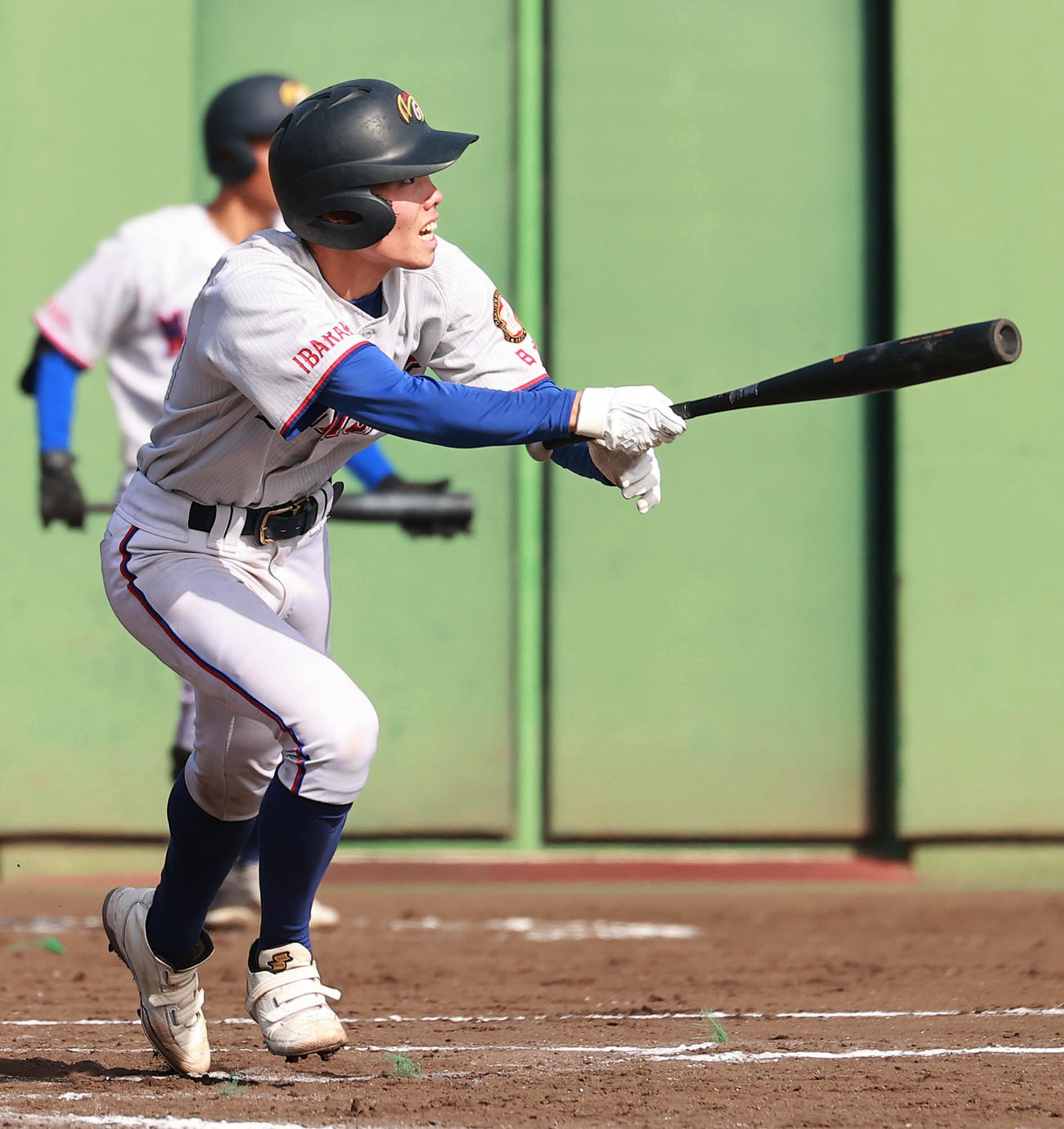 山梨学院対明秀学園日立　7回裏明秀学園日立2死二、三塁、左越え2点適時三塁打を放つ伊藤（撮影・野上伸悟）
