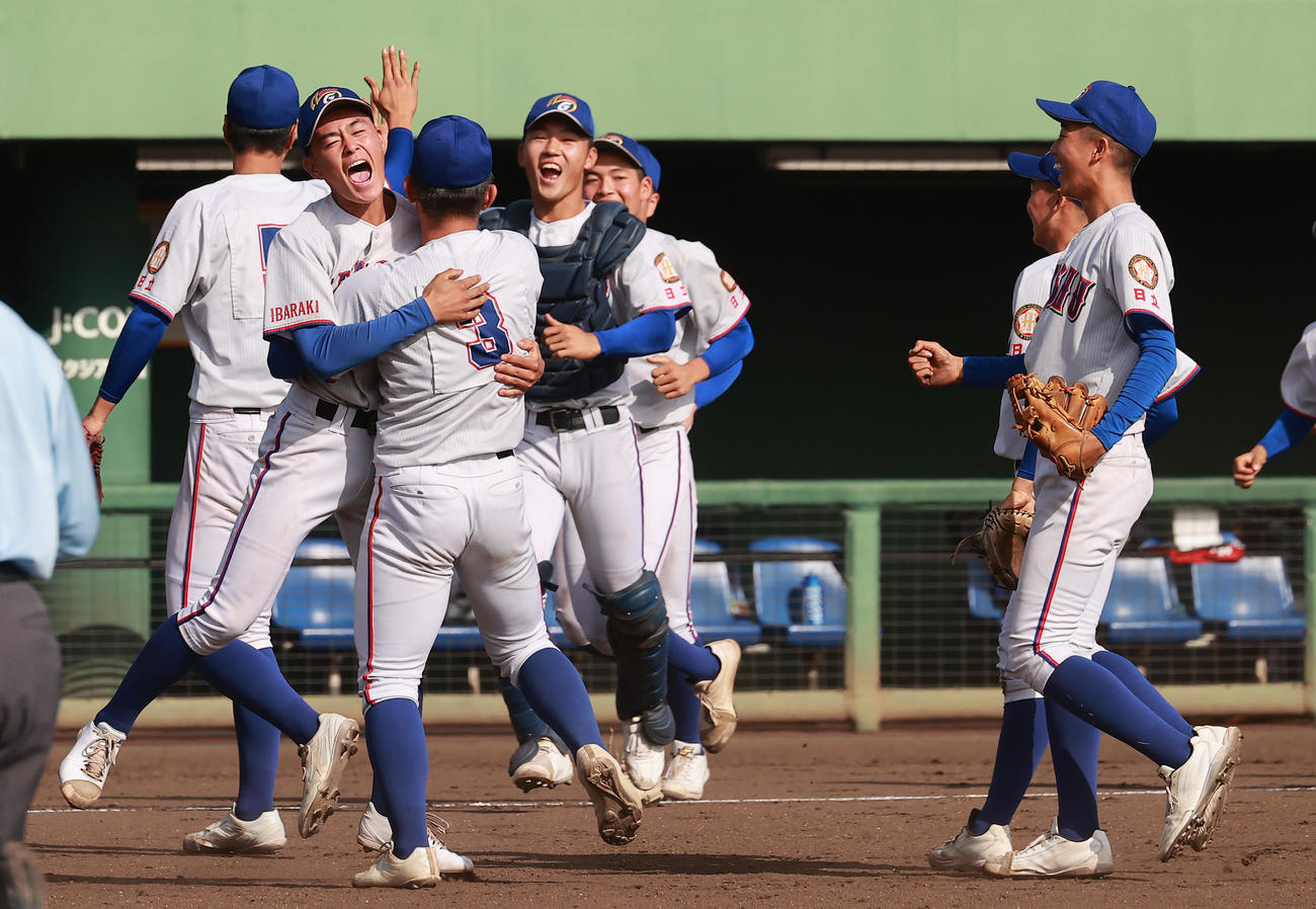 山梨学院対明秀学園日立　優勝し喜ぶ明秀学園日立の選手たち（撮影・野上伸悟）