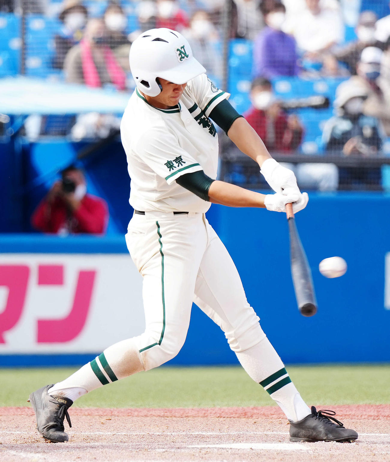 二松学舎大付対国学院久我山　4回表二松学舎大付1死一塁、適時三塁打を放つ小林（撮影・江口和貴）