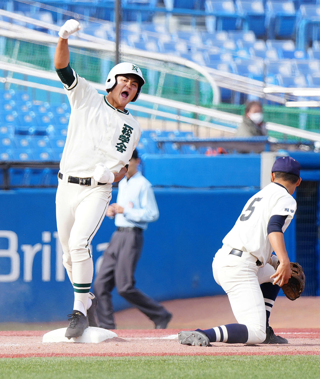 二松学舎大付対国学院久我山　4回表二松学舎大付1死一塁、適時三塁打を放ちガッツポーズを見せる小林（左）（撮影・江口和貴）