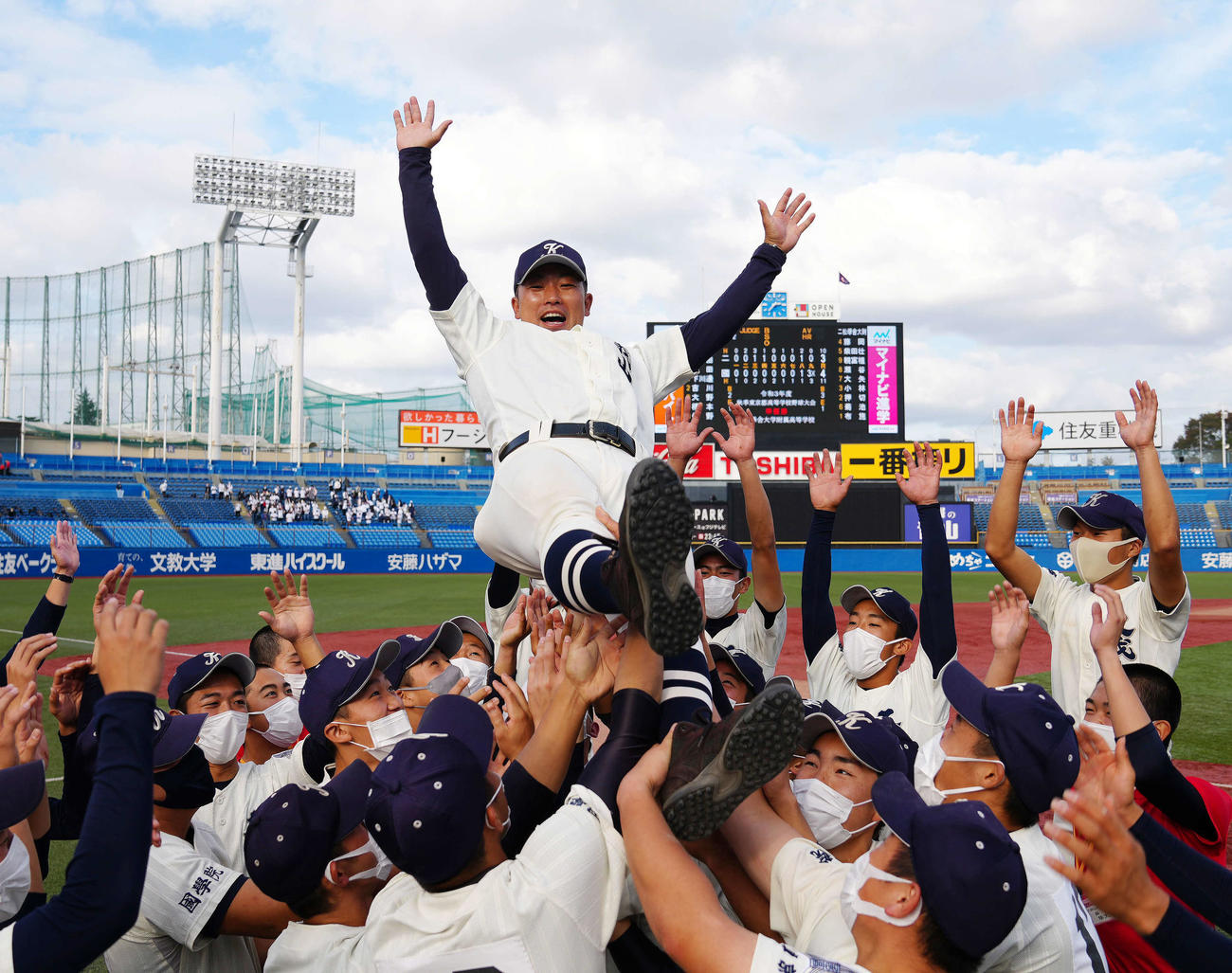 二松学舎大付対国学院久我山　優勝し胴上げされる国学院久我山・尾崎監督（撮影・江口和貴）