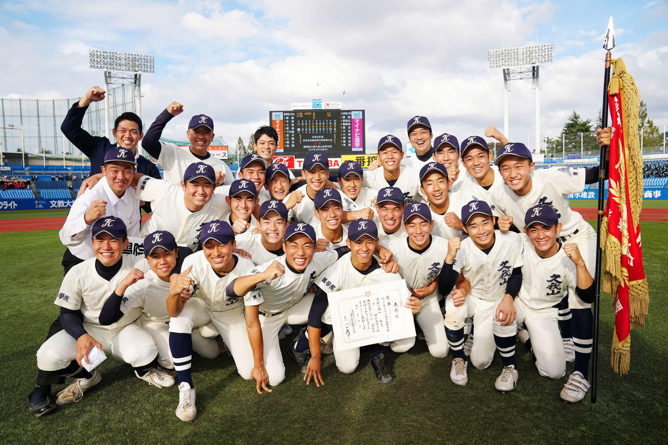 二松学舎大付対国学院久我山　東京大会で優勝し写真に納まる国学院久我山の選手たち（撮影・江口和貴）
