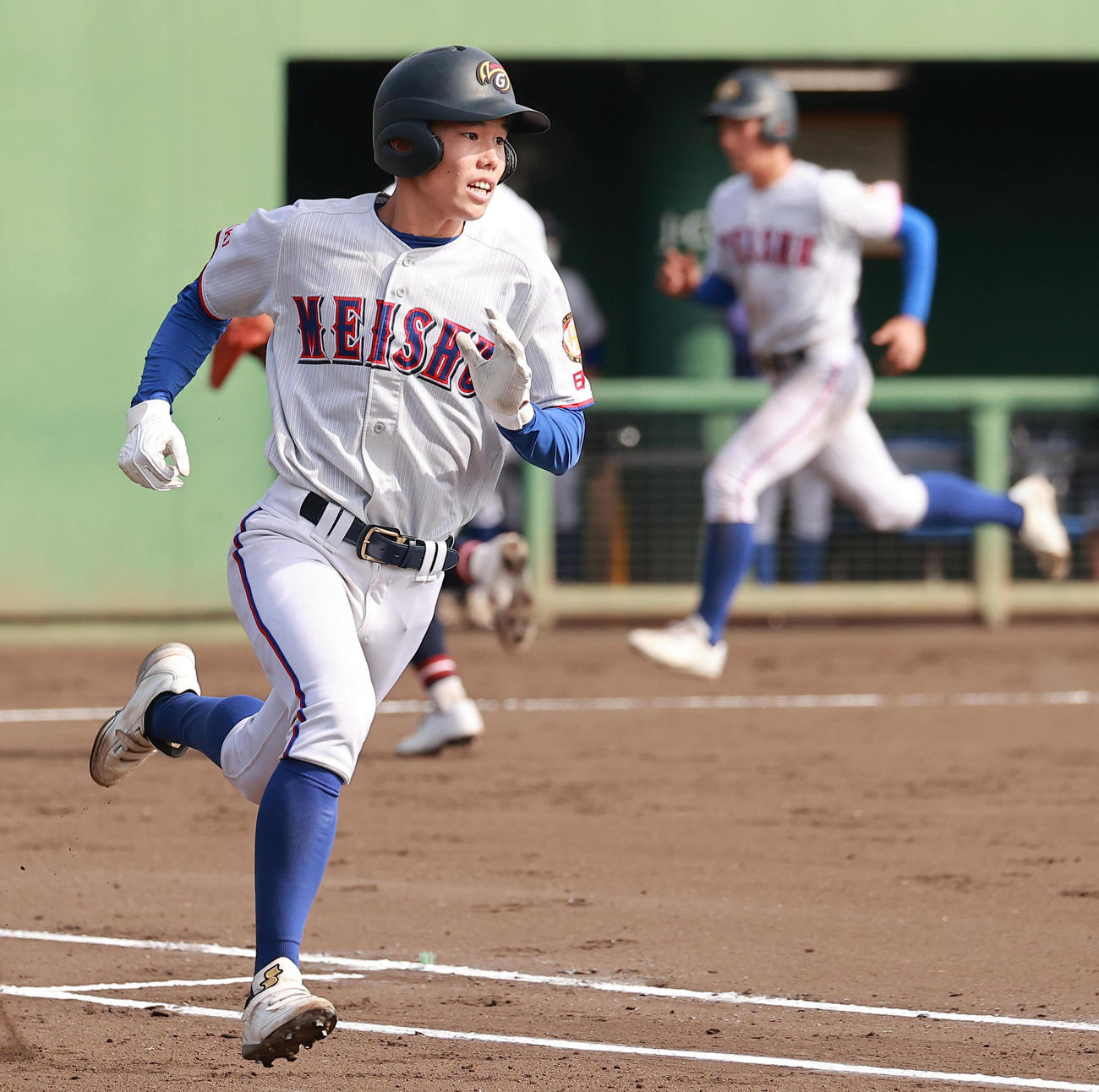 山梨学院対明秀学園日立　2回裏明秀学園日立1死満塁、右前適時打を放つ伊藤（撮影・野上伸悟）