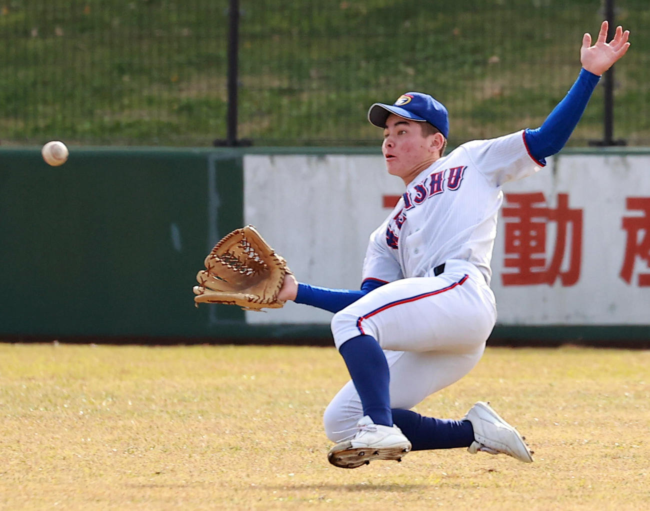 山梨学院対明秀学園日立　3回表山梨学院無死、相沢の右飛を好捕する石川（撮影・野上伸悟）