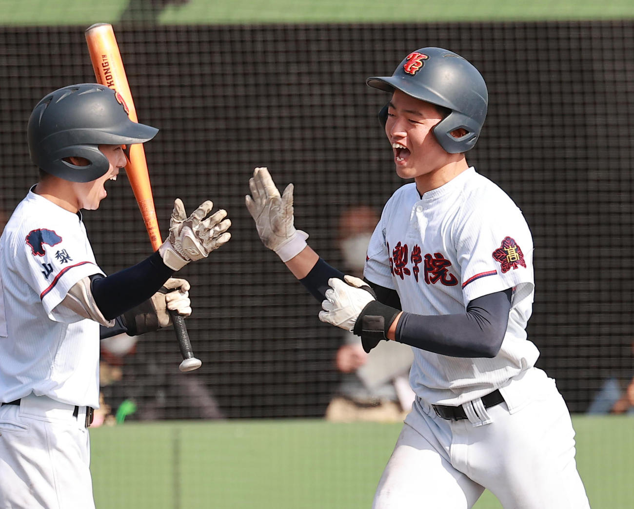 山梨学院対明秀学園日立　5回表山梨学院無死、右越え本塁打を放ち喜ぶ相沢（撮影・野上伸悟）