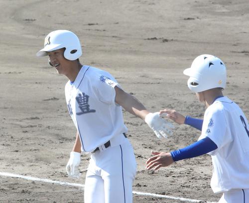 明豊対前原　1回表明豊2死一、二塁、左中間越え3点本塁打で生還する嶽下桃之介外野手（左）（撮影・菊川光一）