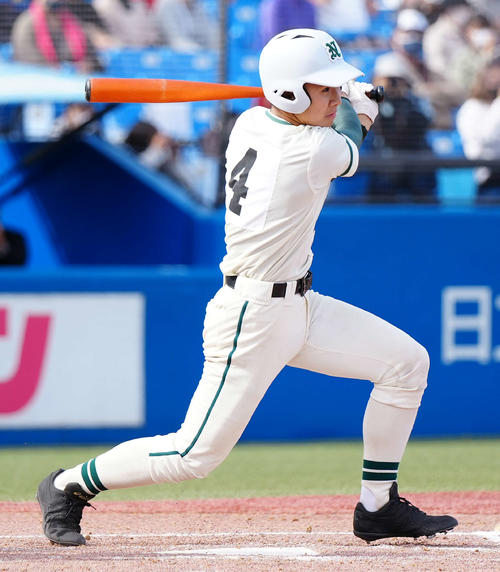 二松学舎大付対国学院久我山　3回表二松学舎大付1死一、三塁、先制適時打を放つ柴田壮（撮影・江口和貴）