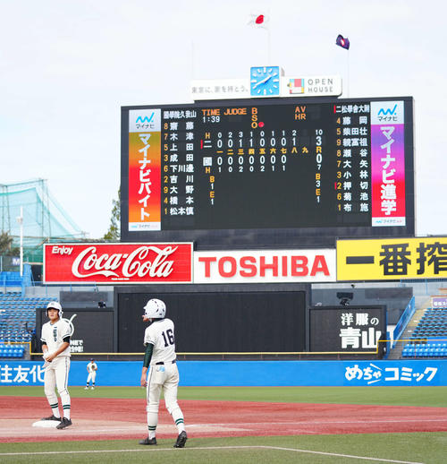 二松学舎大付対国学院久我山　8回表二松学舎大付1死一、三塁、適時打を放った小林（左）（撮影・江口和貴）