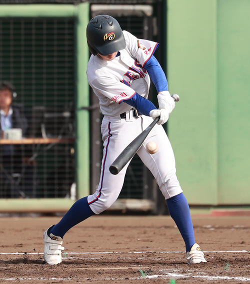 山梨学院対明秀学園日立　2回裏明秀学園日立1死満塁、右前適時打を放つ伊藤（撮影・野上伸悟）