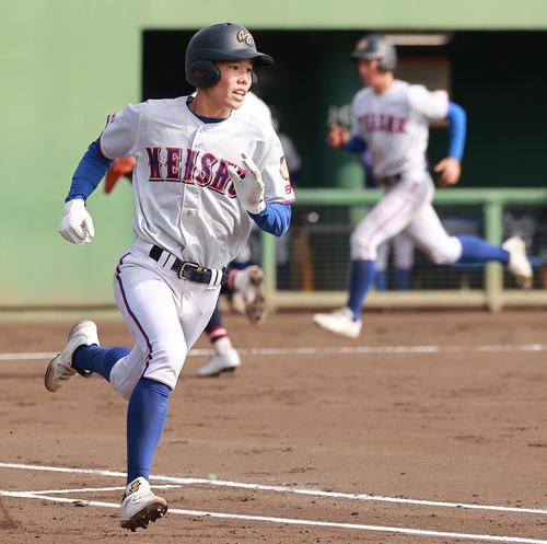 山梨学院対明秀学園日立　2回裏明秀学園日立1死満塁、右前適時打を放つ伊藤（撮影・野上伸悟）