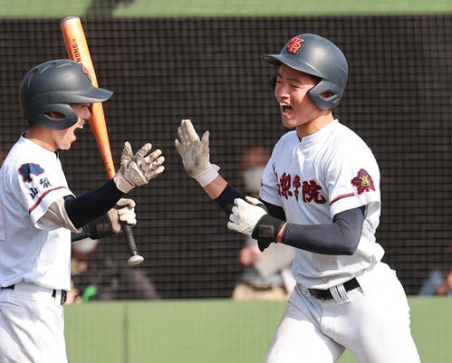 山梨学院対明秀学園日立　5回表山梨学院無死、右越え本塁打を放ち喜ぶ相沢（撮影・野上伸悟）