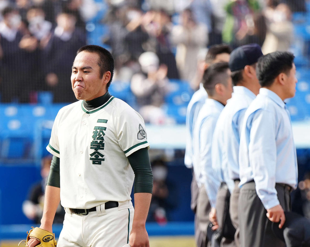 試合後のあいさつを終え、厳しい表情でベンチに引き揚げる二松学舎大付・布施（撮影・江口和貴）