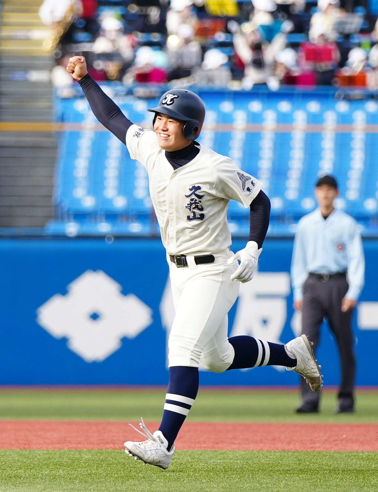 二松学舎大付対国学院久我山　9回裏国学院久我山2死満塁、サヨナラ3点適時二塁打を放ちガッツポーズを見せる成田（撮影・江口和貴）