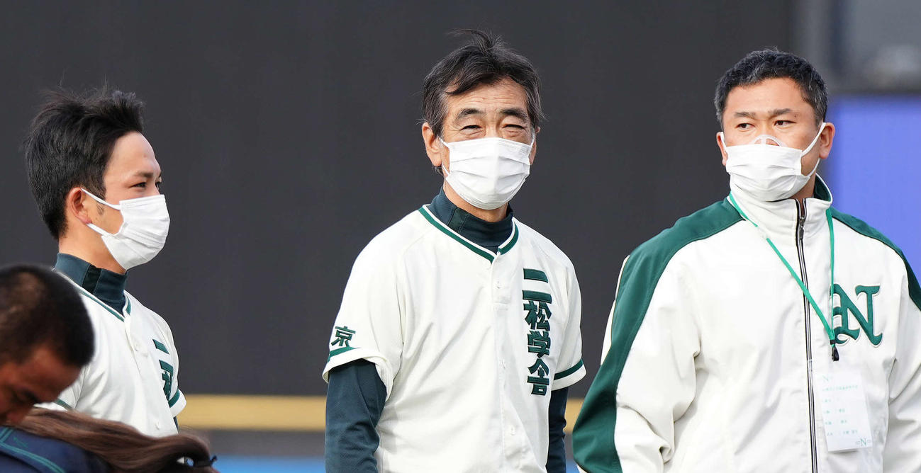 二松学舎大付対国学院久我山　試合後、スタンドにあいさつしベンチに引き揚げる二松学舎大付・市原監督（中央）（撮影・江口和貴）
