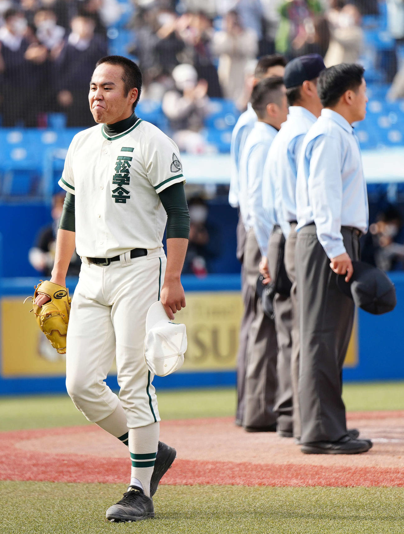 二松学舎大付対国学院久我山　試合後のあいさつを終え、厳しい表情でベンチに引き揚げる二松学舎大付・布施（撮影・江口和貴）