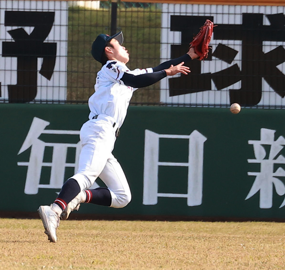 7回裏明秀学園日立2死二、三塁、伊藤の打球を渋谷が追うもおよばず、2点適時三塁打となる（撮影・野上伸悟）