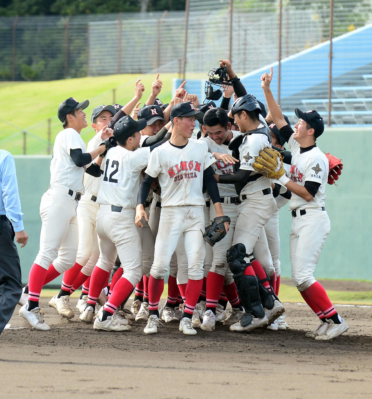 初優勝に歓喜する日大三島ナイン