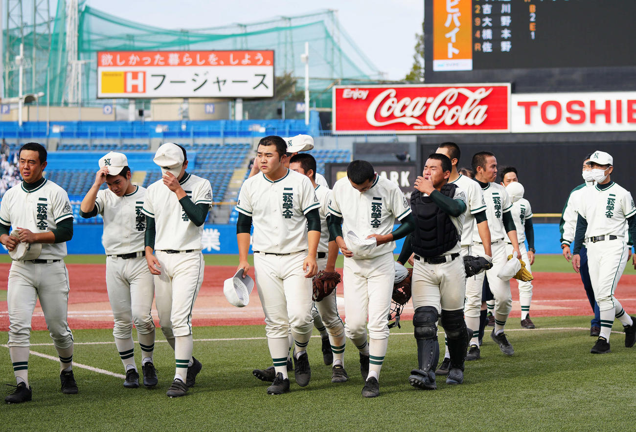 国学院久我山にサヨナラ負けを喫し、涙する二松学舎大付の選手たち（撮影・江口和貴）
