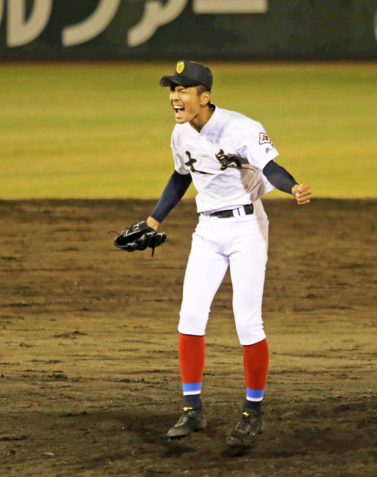 勝利の瞬間、雄たけびを上げる大島・大野（撮影・菊川光一）