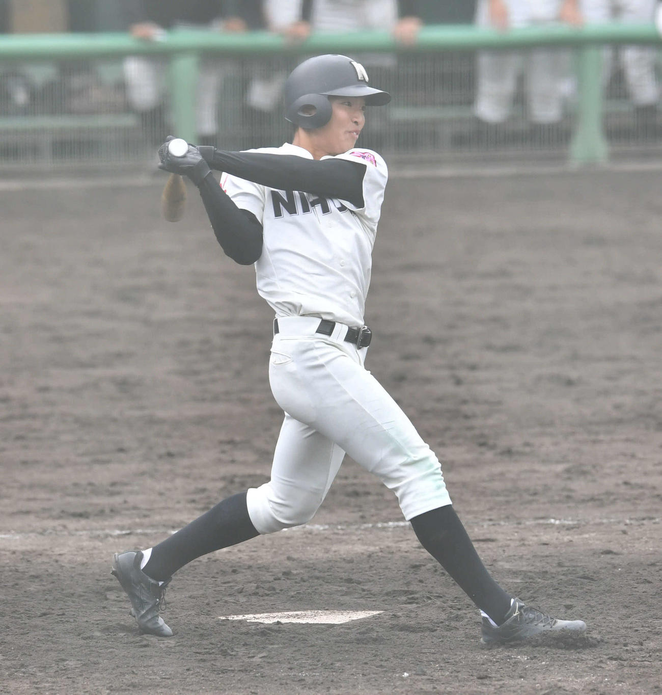 佐賀商対長崎日大　5回裏長崎日大2死二塁、前田凱は勝ち越しの中前適時打を放つ（撮影・岩下翔太）