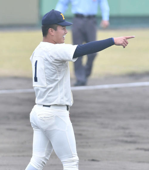海星対有田工　1回表有田工無死、先頭打者を打ち取り、笑顔を見せる海星先発の宮原（撮影・岩下翔太）