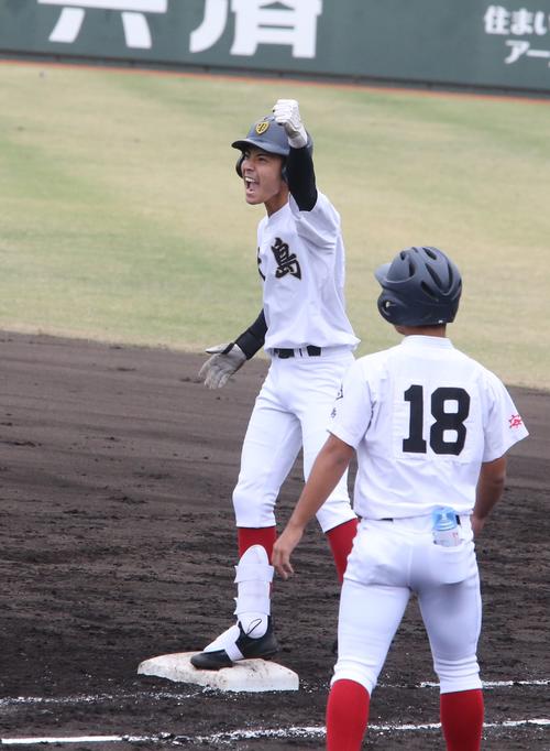 興南対大島　3回裏大島1死二、三塁、右前先制適時打でガッツポーズする大野稼頭央投手（撮影・菊川光一）