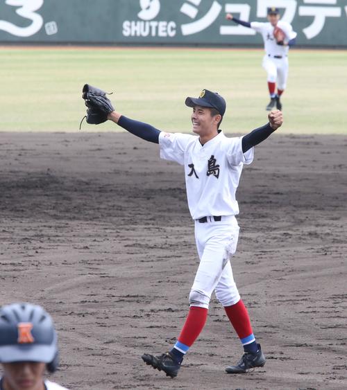 興南対大島　6安打完封でガッツポーズする大島・大野稼頭央投手（撮影・菊川光一）