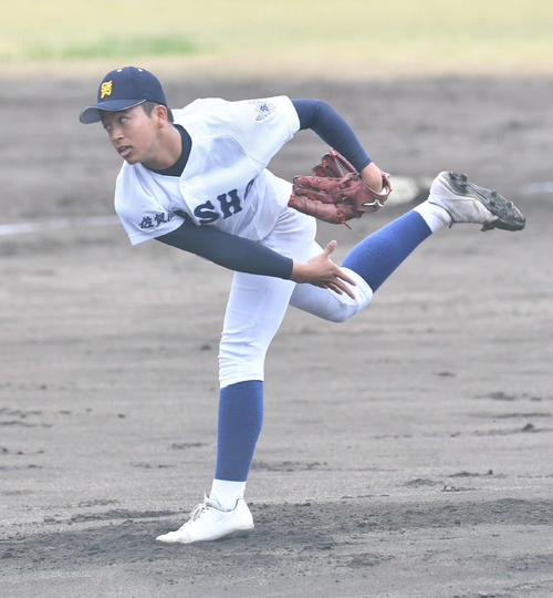佐賀商対長崎日大　佐賀商先発の本山（撮影・岩下翔太）