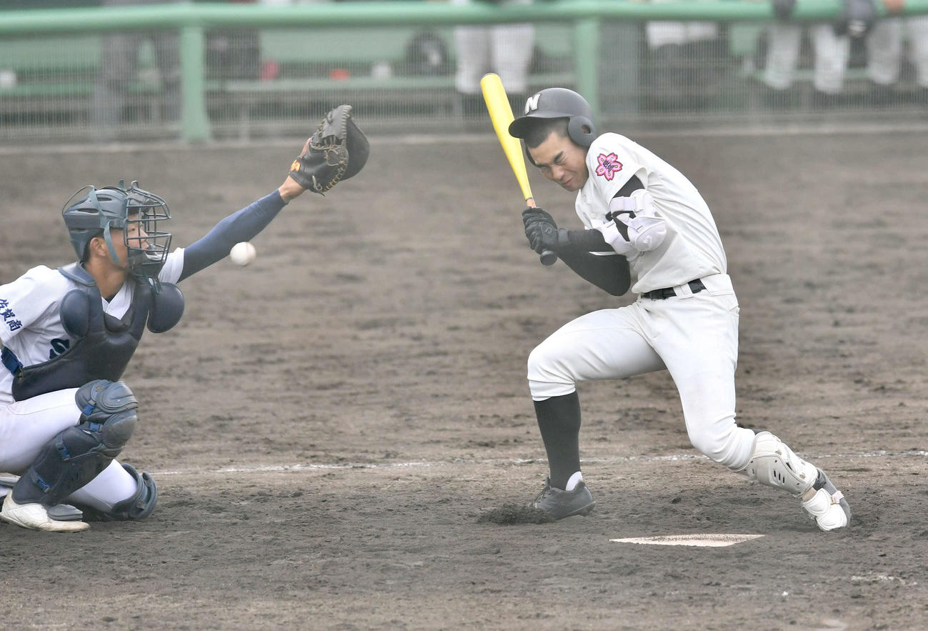 佐賀商対長崎日大　5回裏長崎日大無死、頭部付近に死球を受ける種村（撮影・岩下翔太）