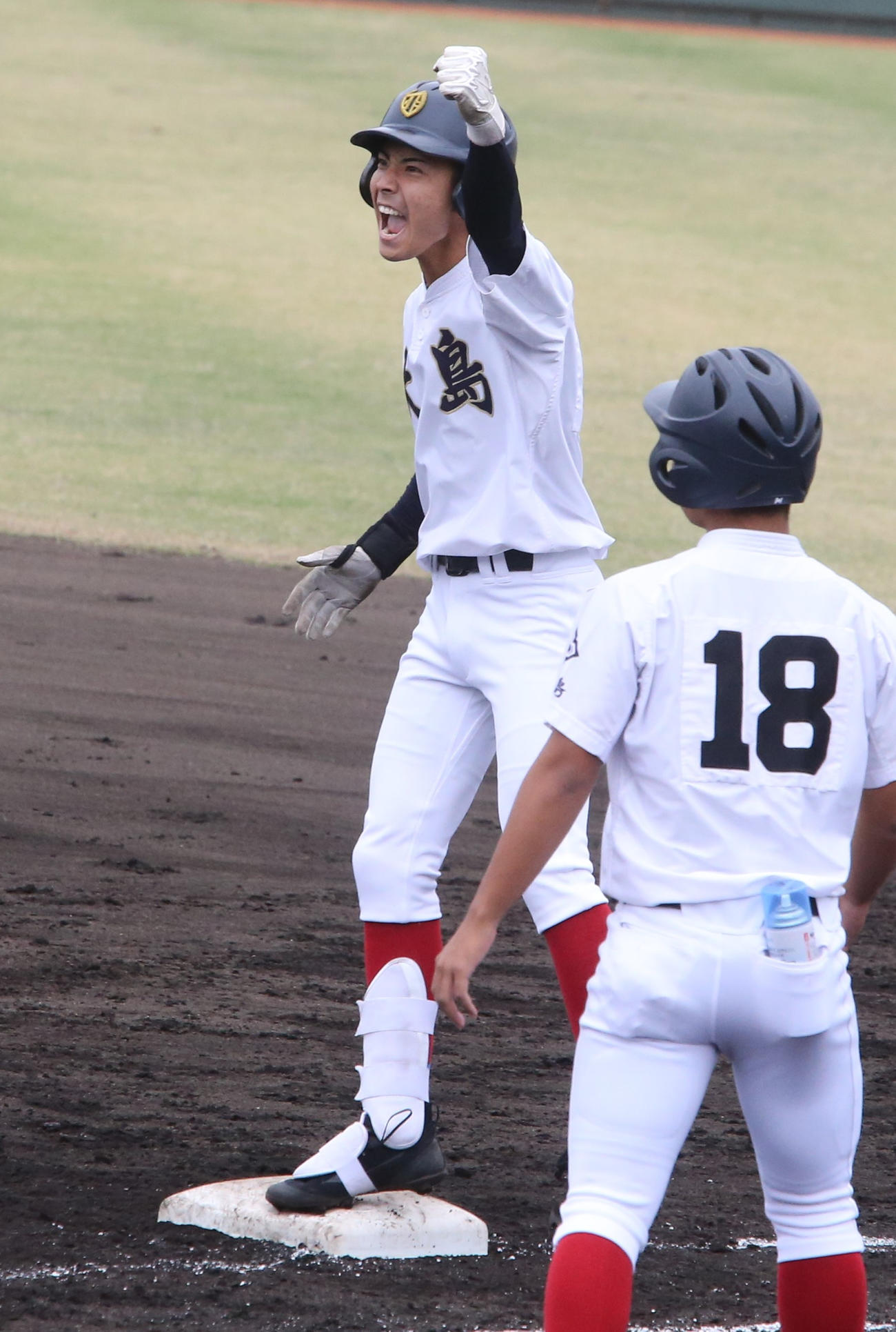 3回裏大島1死二、三塁、右前先制適時打でガッツポーズする大野稼頭央（撮影・菊川光一）
