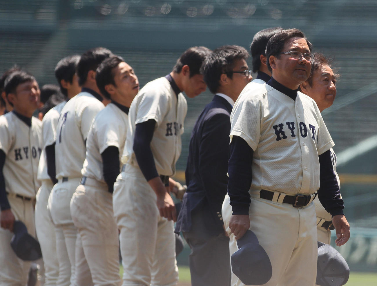応援スタンドにあいさつする京大・宝監督＝2014年5月7日