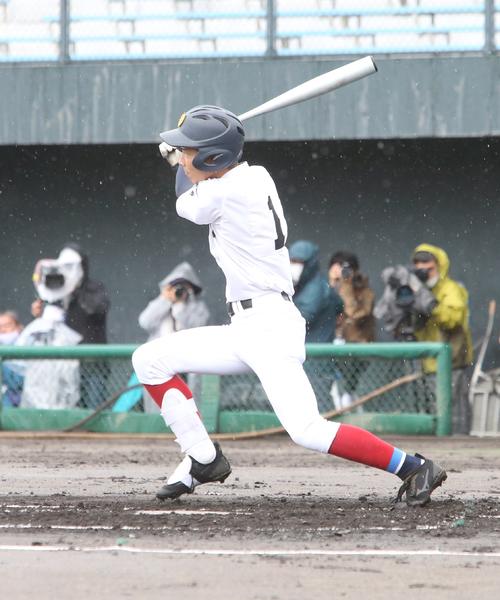 有田工対大島 1回裏大島無死、右前ヒットを放つ今大会初1番の大野稼頭央(撮影・菊川光一)