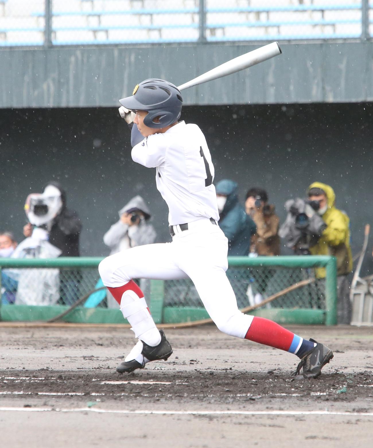有田工対大島　1回裏大島無死、右前ヒットを放つ今大会初1番の大野稼頭央（撮影・菊川光一）